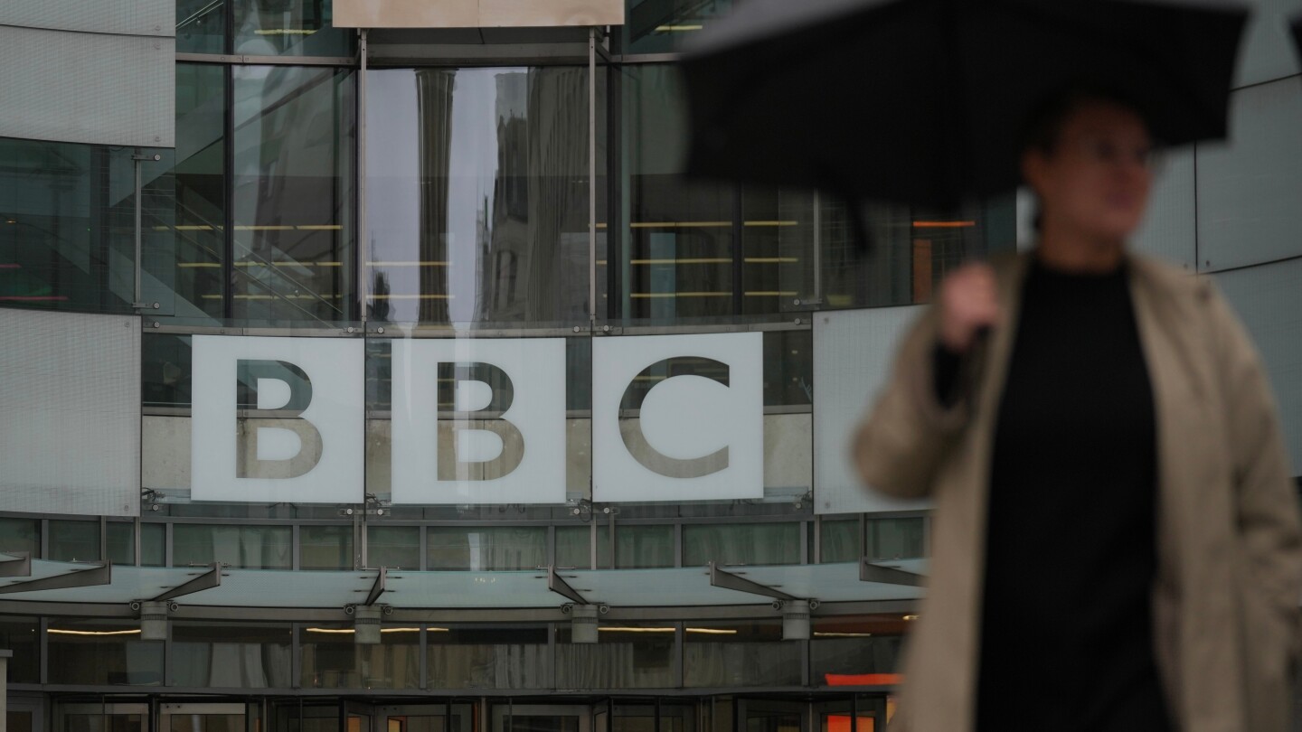  BBC boss and head of news quit over Trump edit