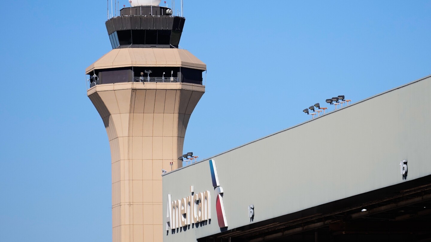  Flight delays at US airports worsen amid air traffic controller shortages