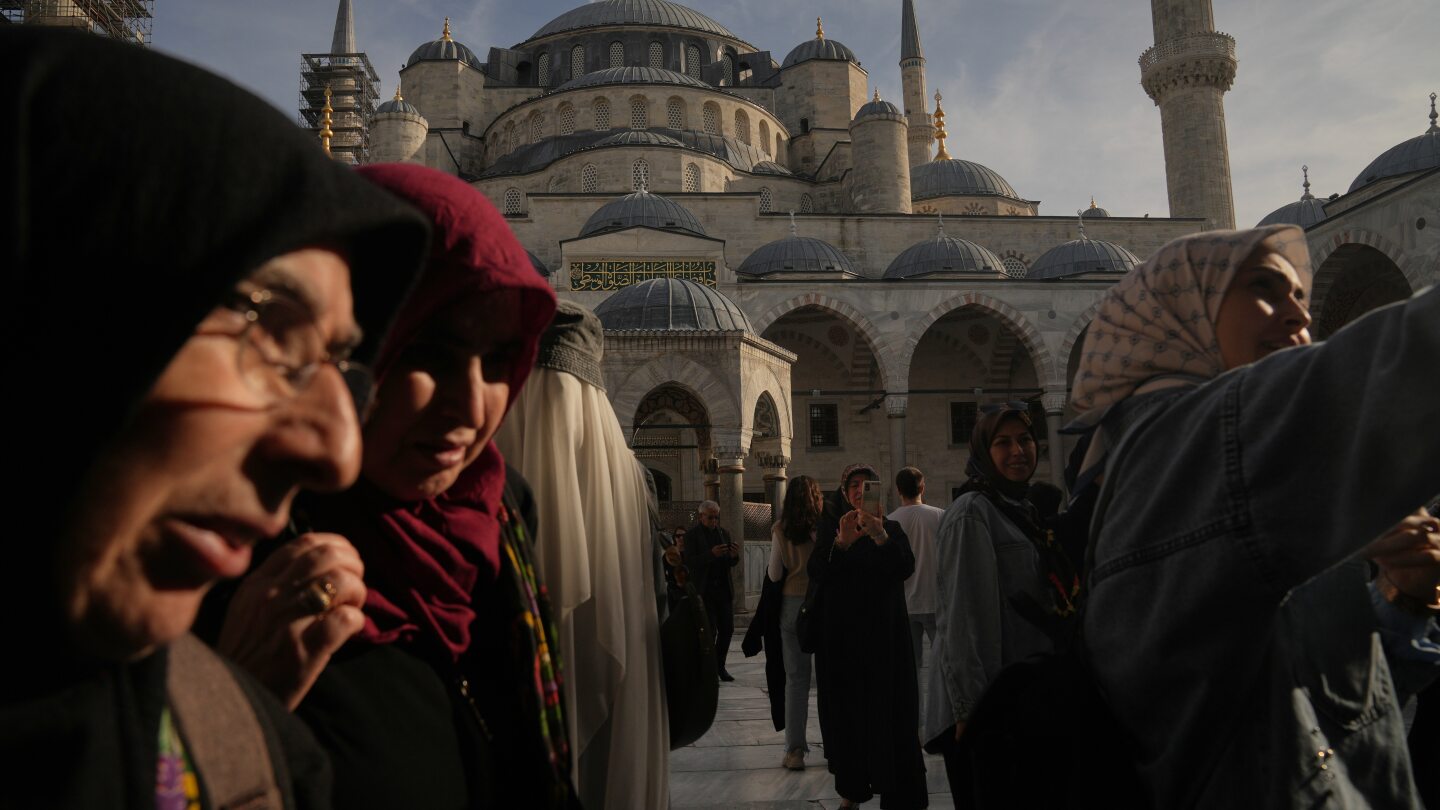  Pope Leo XIV visits Turkey and Lebanon