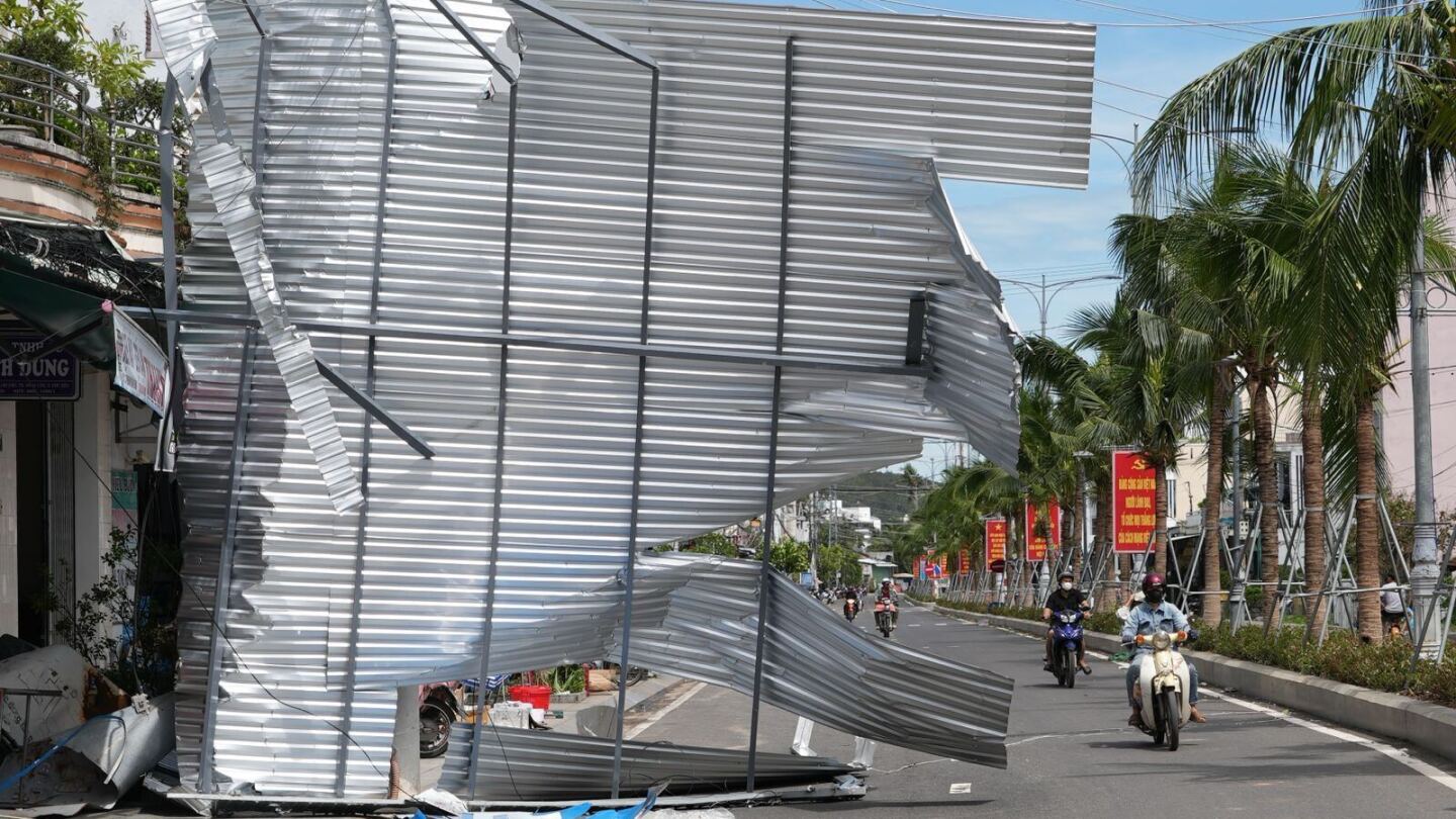  Typhoon Kalmaegi leaves 5 dead in Vietnam after killing 188 in the Philippines