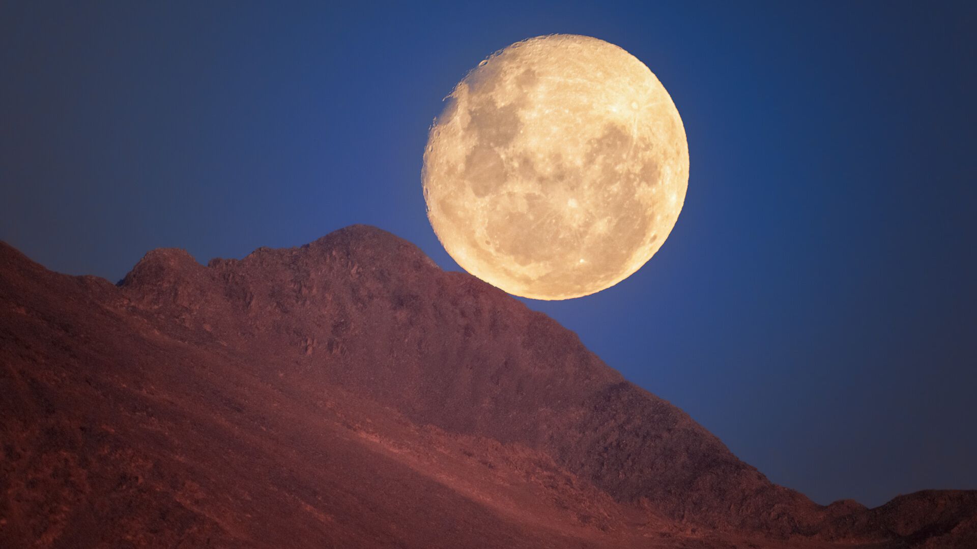  The moon looks set to roll down a ridge photo of the day for Nov. 6, 2025