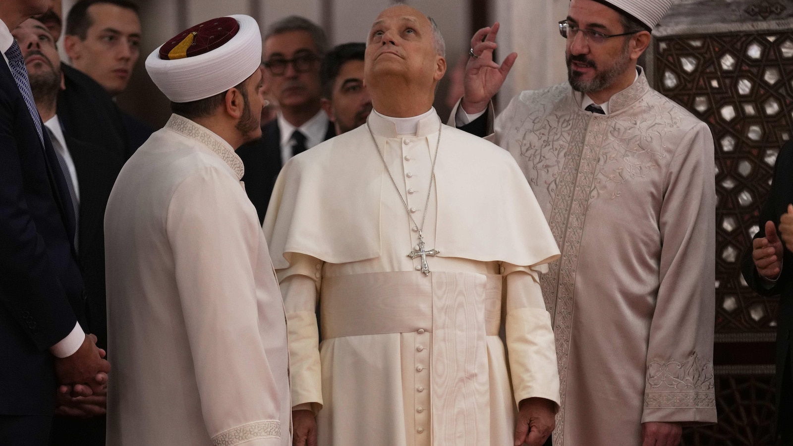  Pope Leo visits iconic Blue Mosque on second day of his trip to Turkey