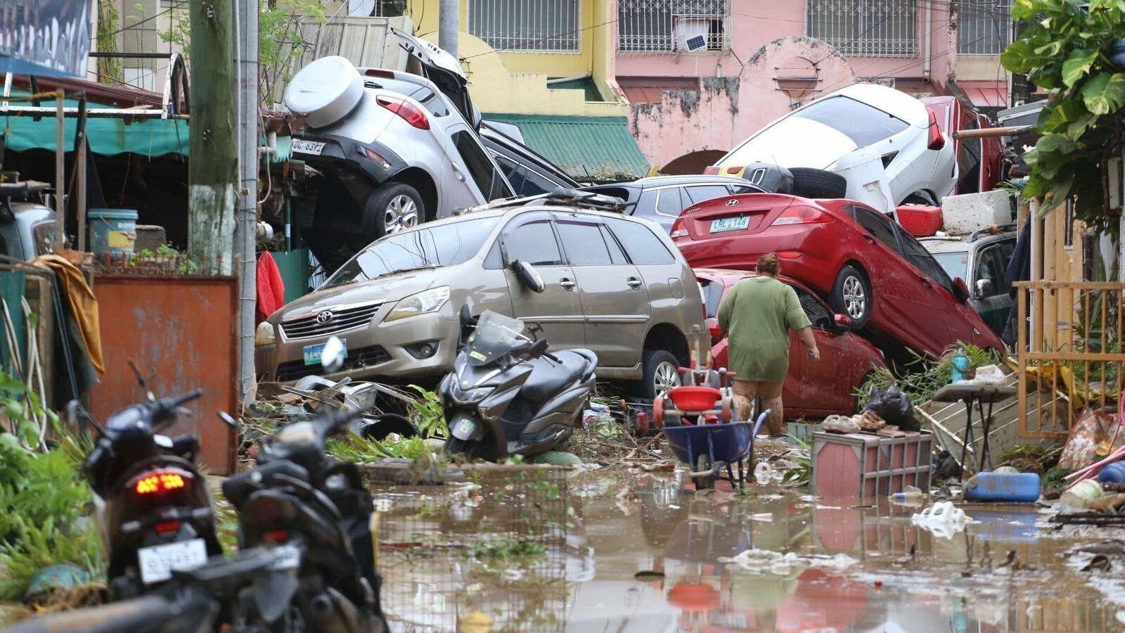  Typhoon Kalmaegi leaves 26 dead, people trapped on roofs, cars submerged