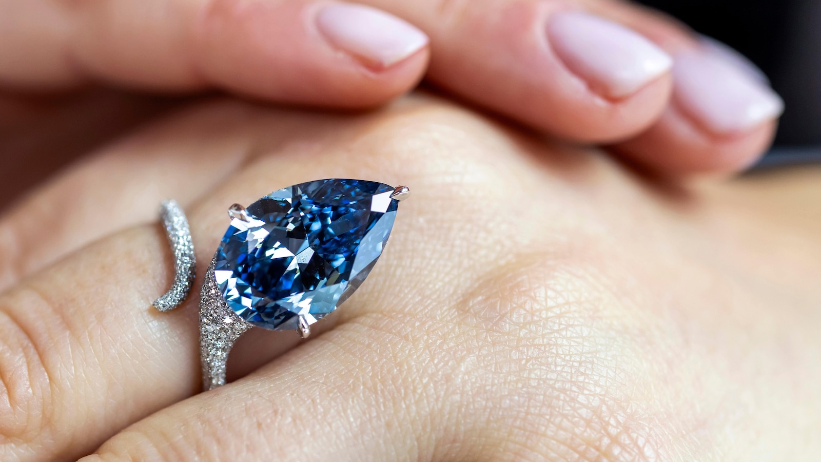  ‘Mellon Blue’ diamond sells for $26.6 million at Swiss auction