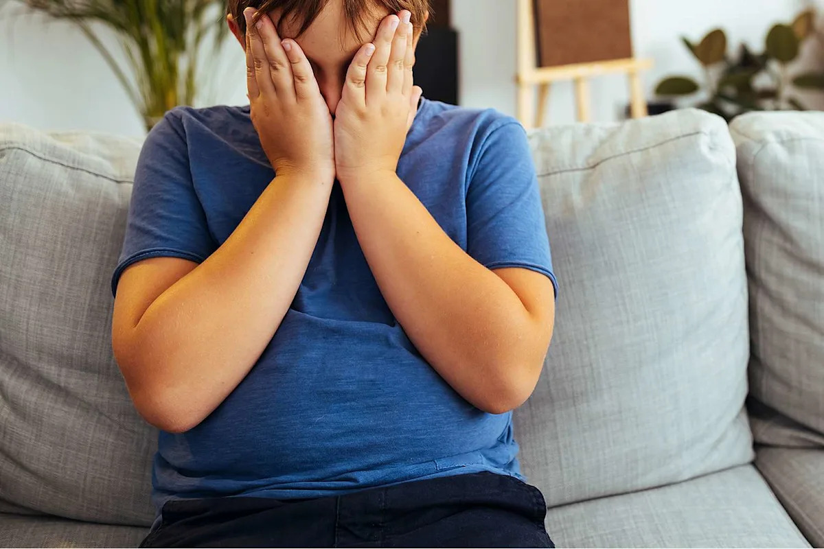  Teen Gets in Trouble for ‘Laughing’ When Brother Gets Hit with Surprising ‘Karma’ After Making Fun of Her Weight