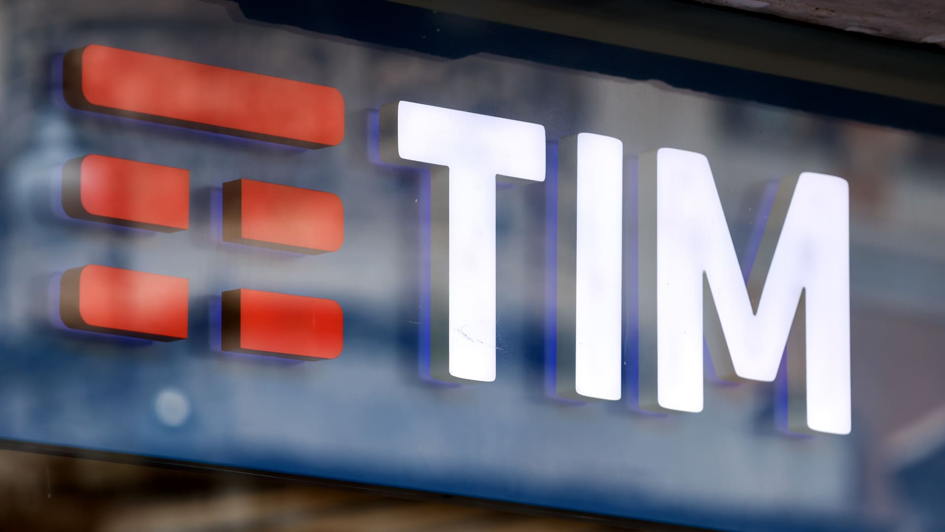  Telecom Italia wins $1.2 billion court payout