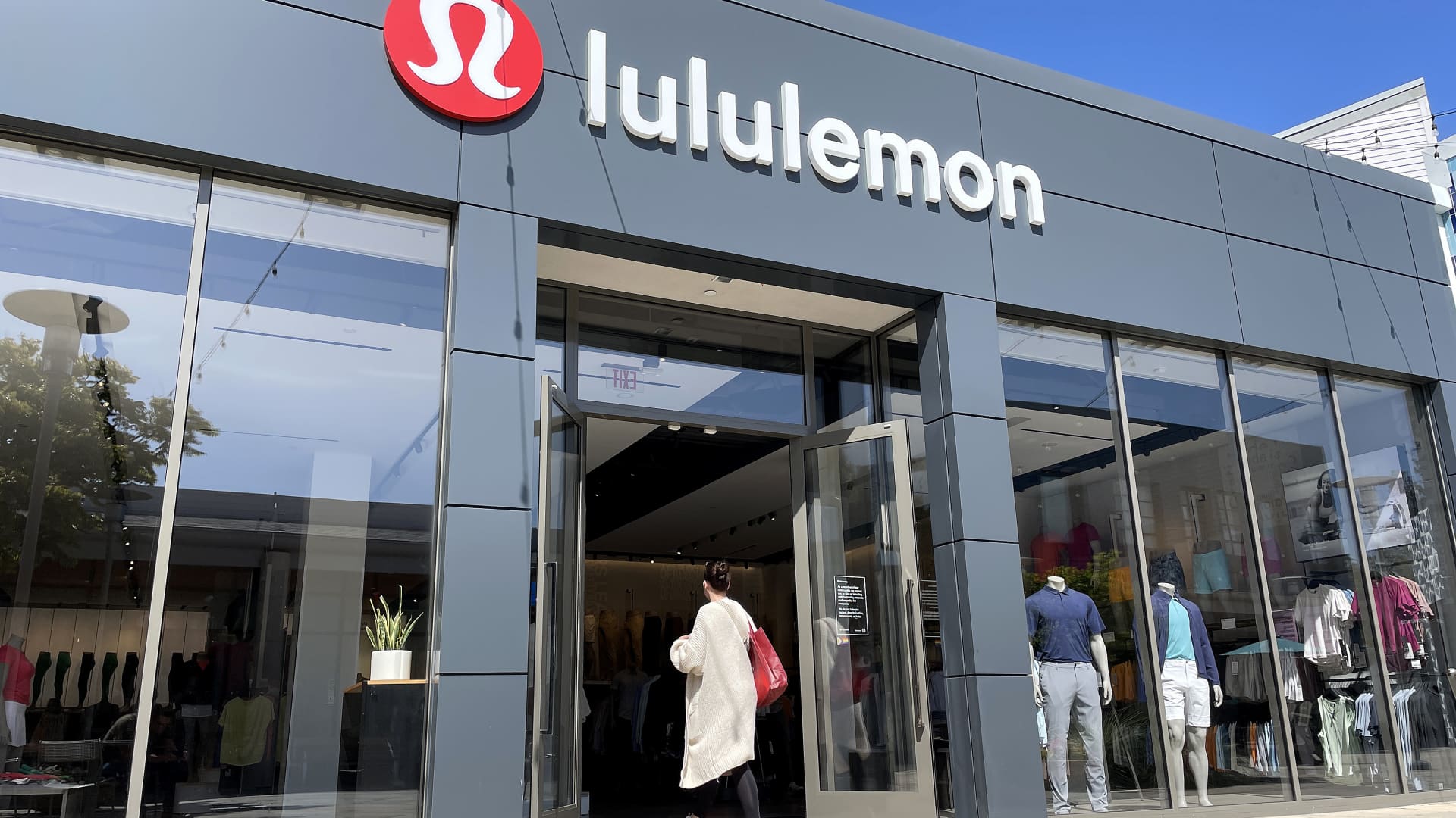  Lululemon founder Chip Wilson launches proxy fight for board shakeup