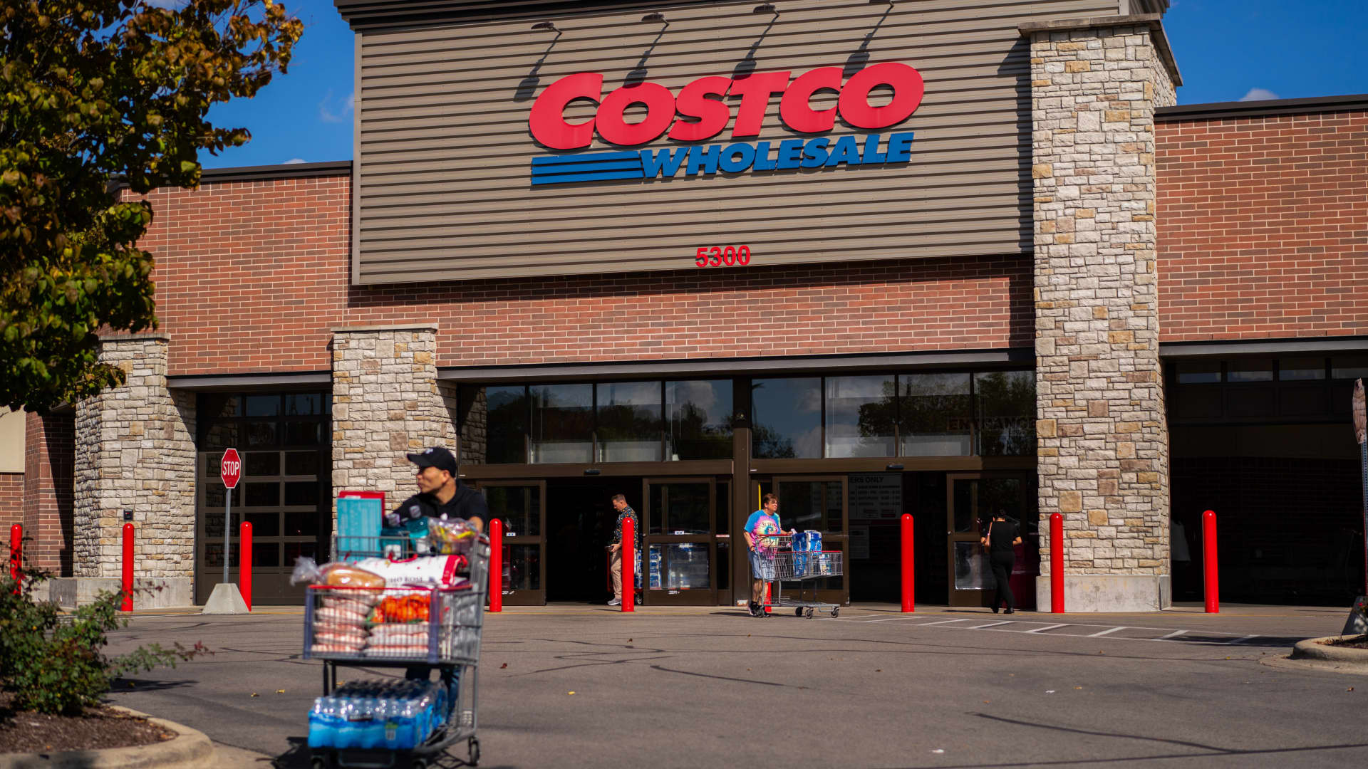  Costco sues Trump admin for tariff refunds before Supreme Court ruling