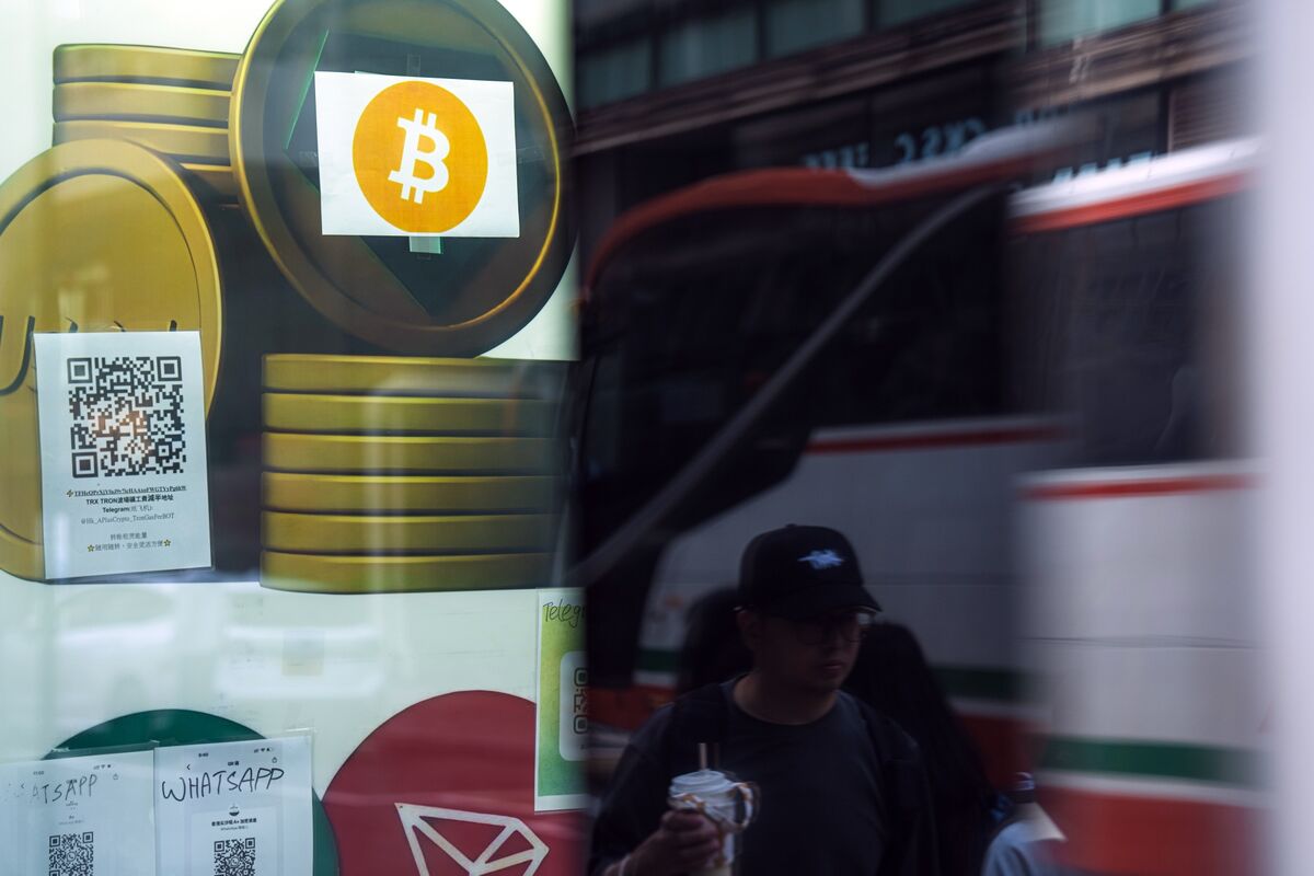  Bitcoin (BTC) Slides Below $90,000 After Fed Cut While Stocks Rally