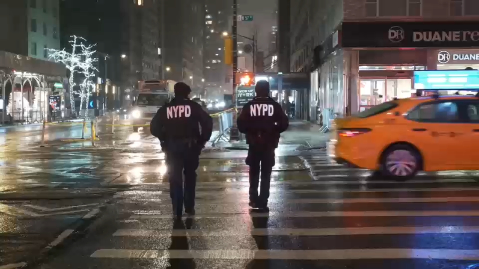  Man accidentally shoots himself in the chest in Midtown Manhattan, NYPD says