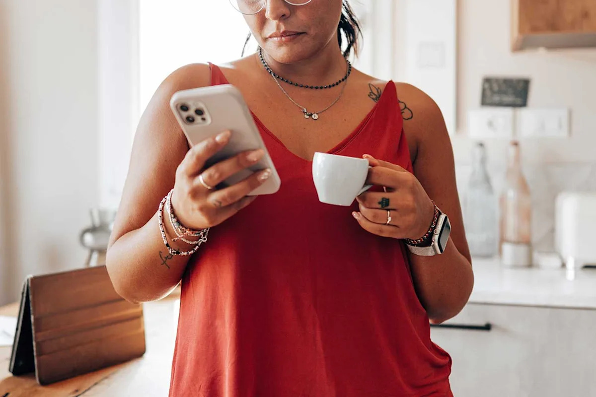  Woman in Awkward Position After Relative She Barely Knows Asked to Borrow Money, Texting ‘Multiple Times in a Row’