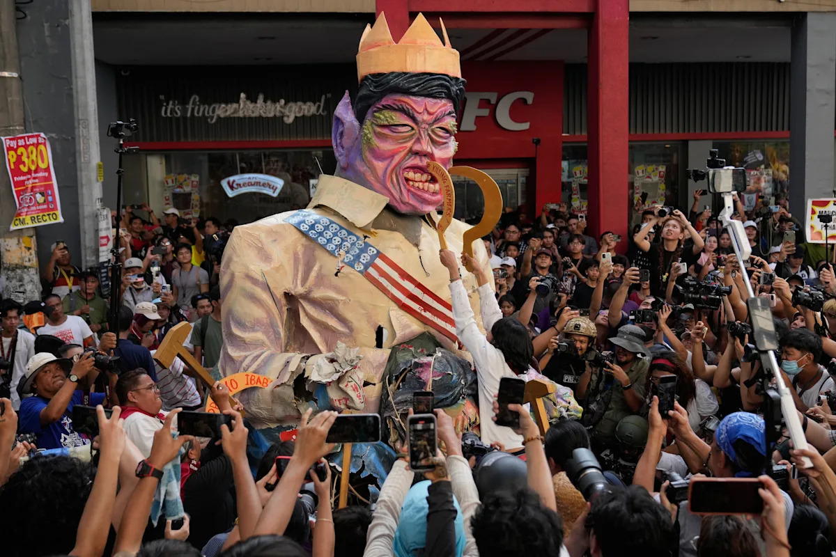  Thousands in Philippines protest corruption and demand return of stolen funds from flood projects