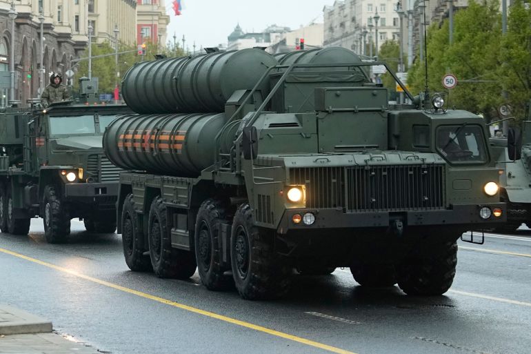 Russian S-400 anti-aircraft missile system launcher rolls along Tverskaya street toward Red Square prior to a rehearsal for the Victory Day military parade in Moscow, Russia, on Tuesday, April 29, 2025. (AP Photo/Pavel Bednyakov)