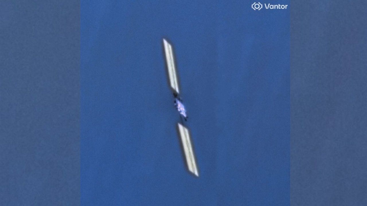  Doomed SpaceX Starlink satellite photographed from orbit