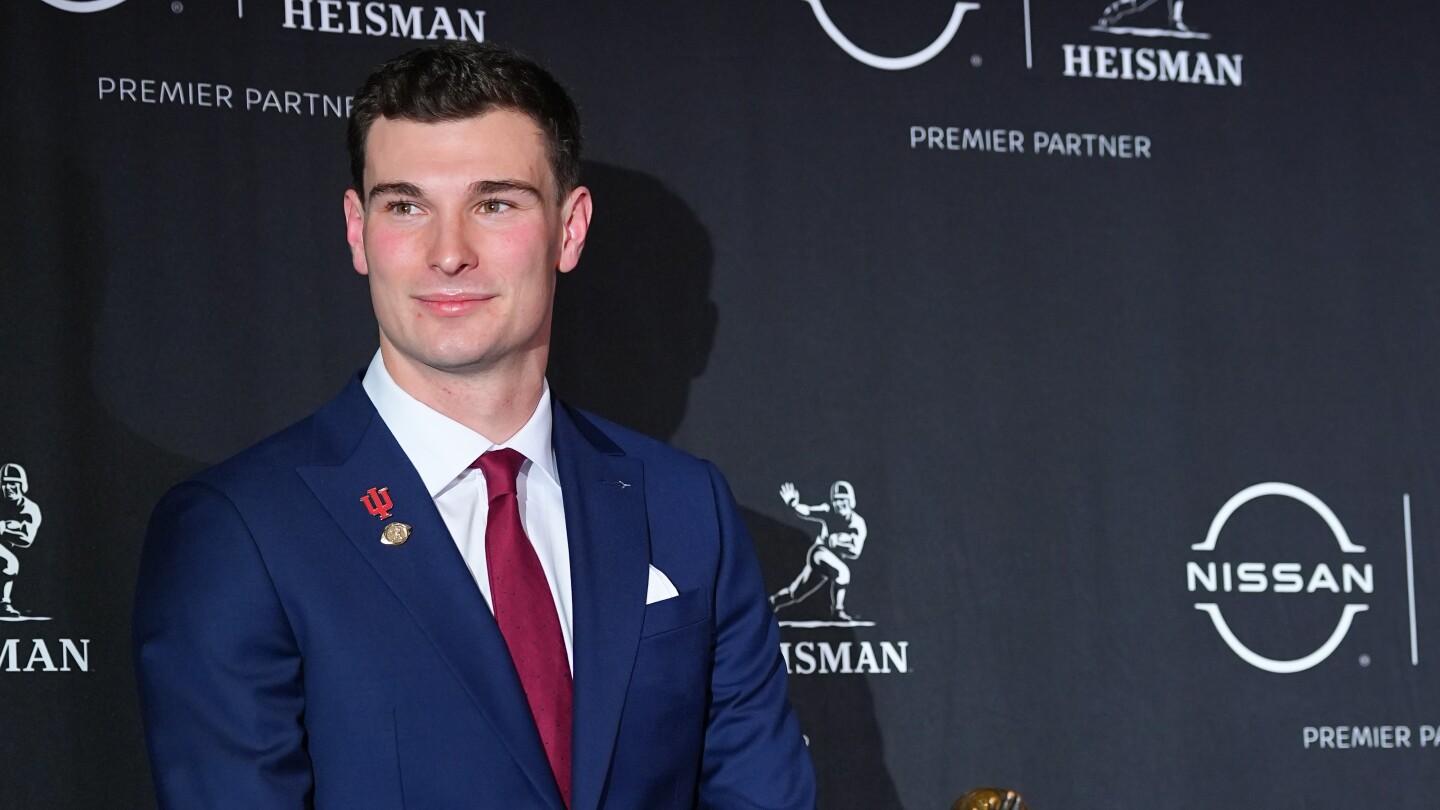  Fernando Mendoza wins the Heisman Trophy