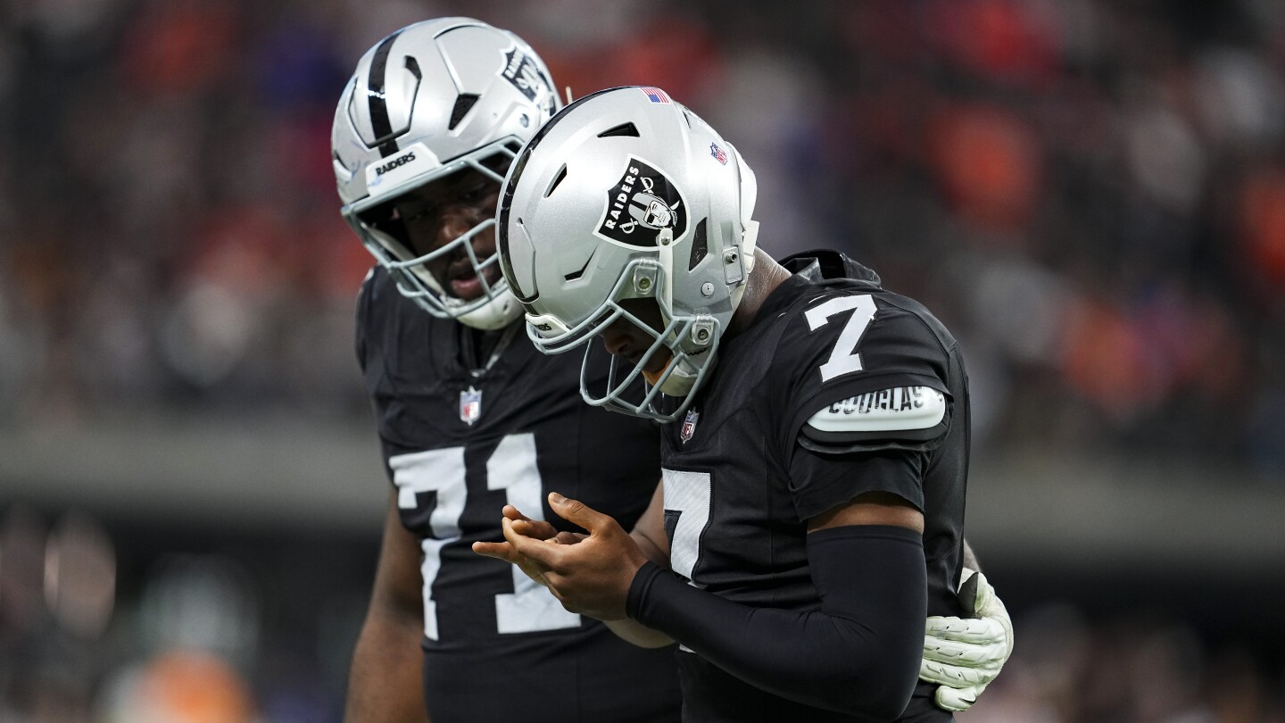  Geno Smith to locker room, Kenny Pickett at QB for Raiders to start the fourth quarter