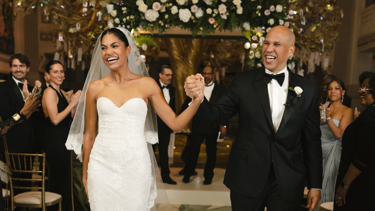  Cory Booker ties the knot! Senator weds girlfriend in N.J.