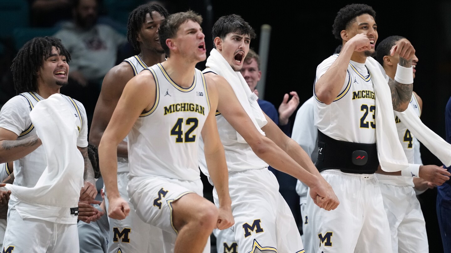  Michigan, Michigan State make big moves in latest AP Top 25