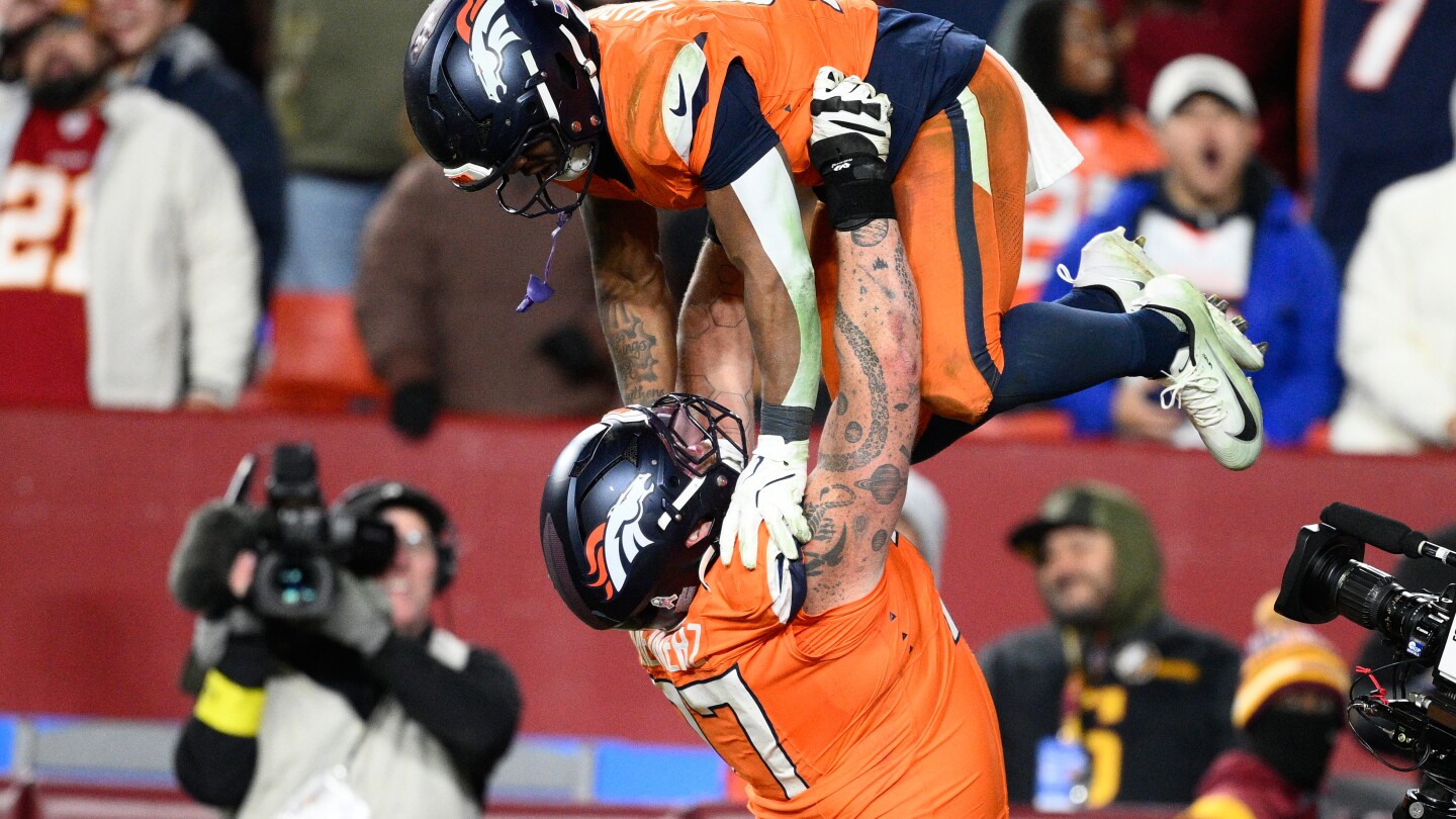  Nik Bonitto bats away 2-point try in OT and Broncos escape with 27-26 win over Commanders