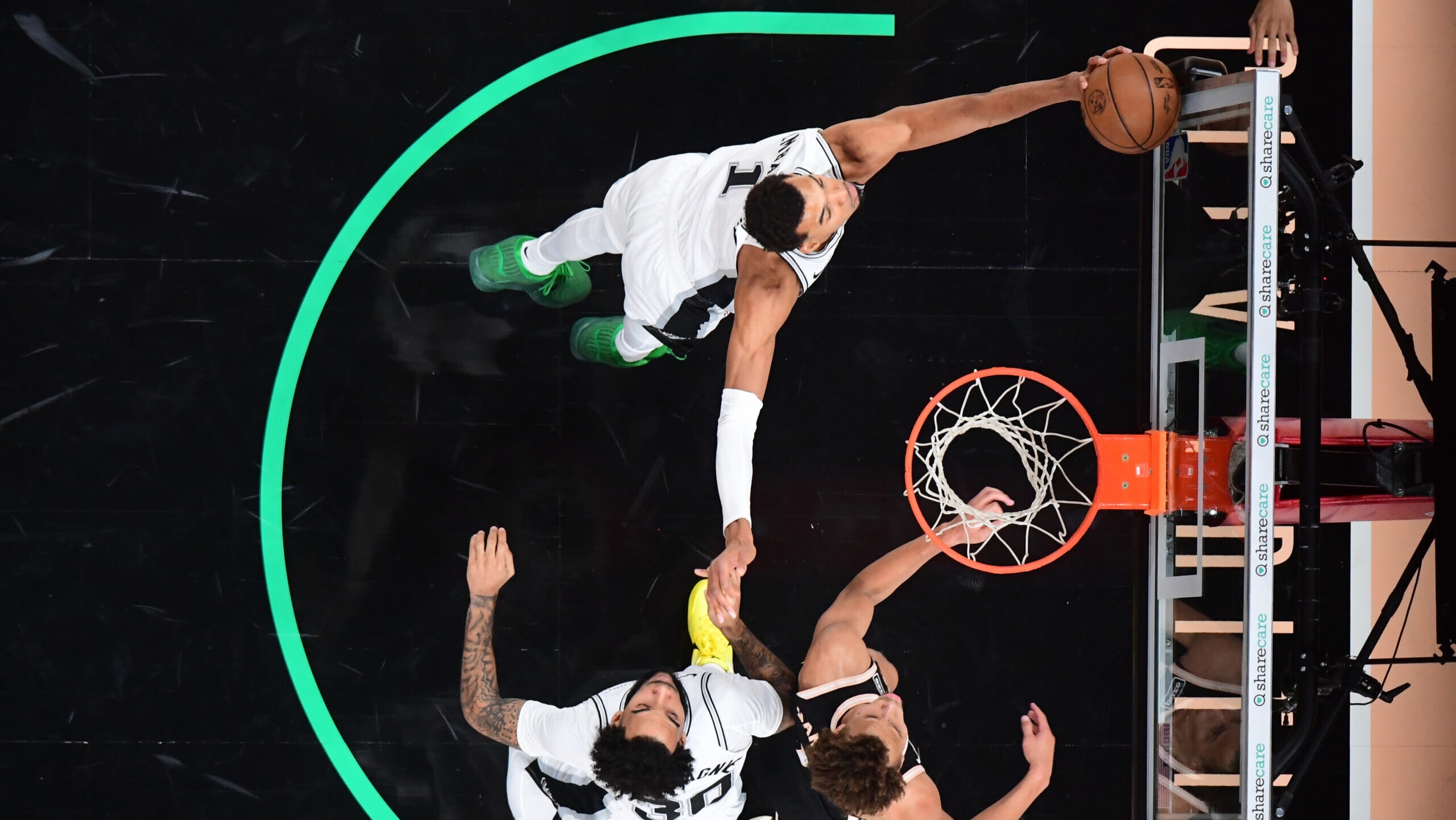  Victor Wembanyama records 100th straight game with at least one block, joining elite company