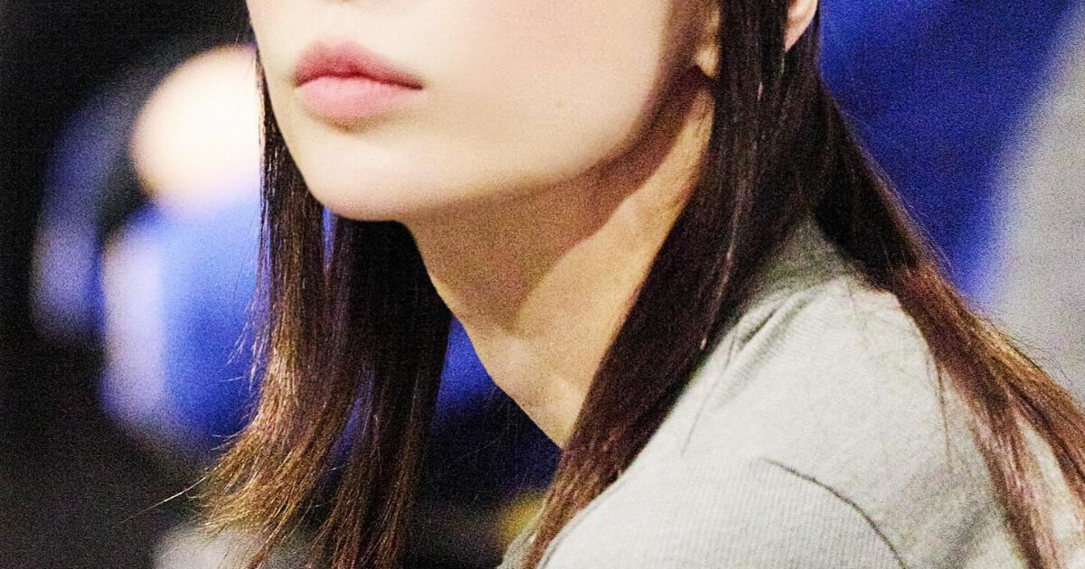  Beloved Idol Still Performs To 14,000 Empty Seats After Her Concert Gets Canceled