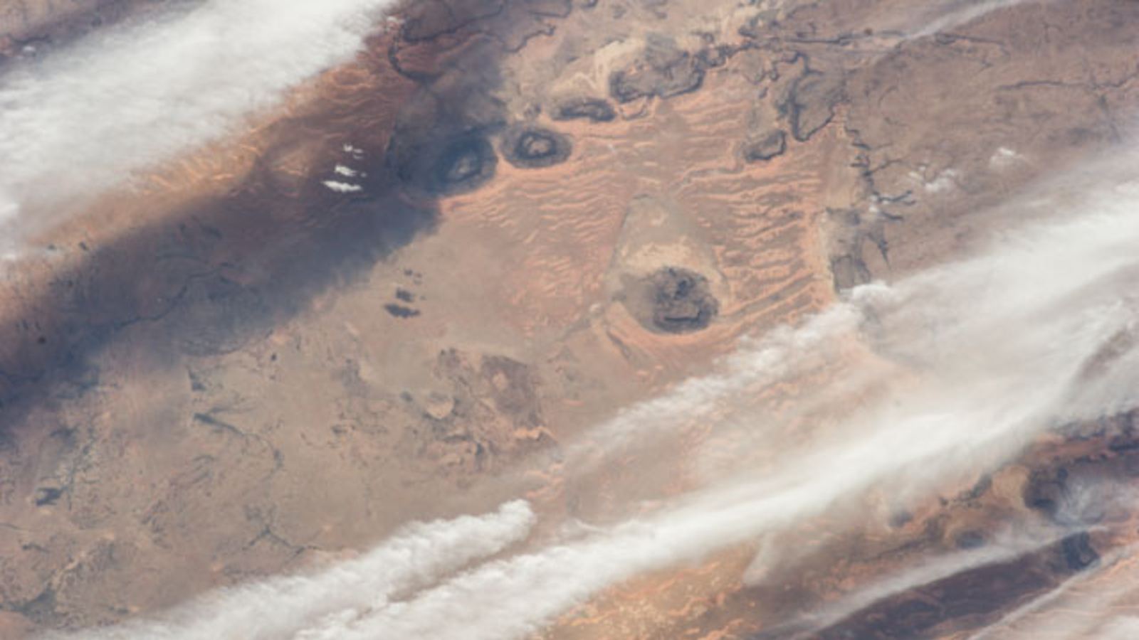 An astronaut photo showing the mesas in the middle of the Sahara