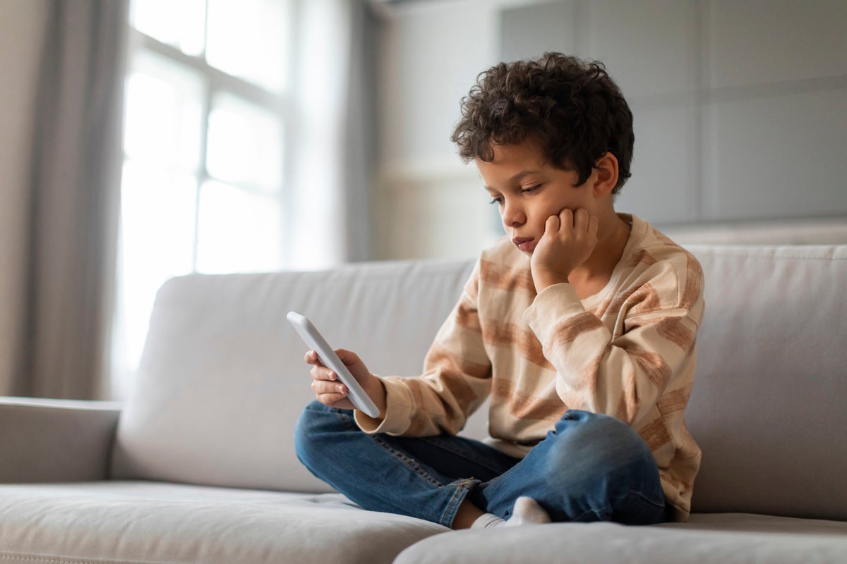  Giving your kid a smartphone before the age of 12 can lead to massive health problems, study finds