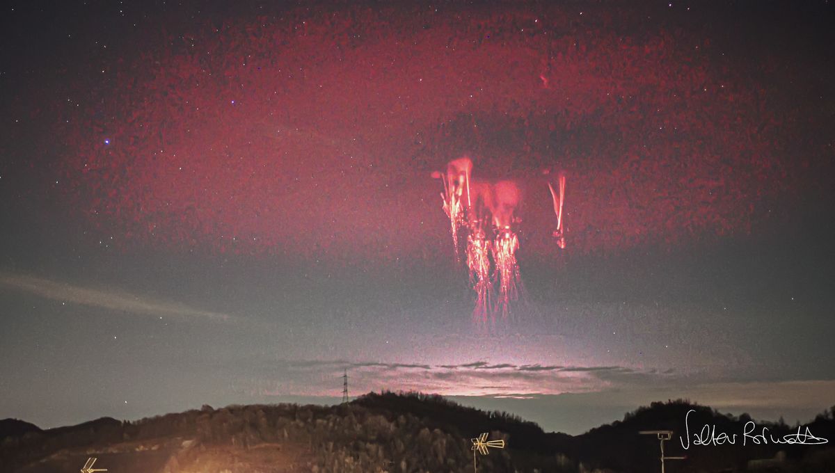 Incredible Photo Captures Rare Sprite And ELVE Lighting Up The Sky In One Frame