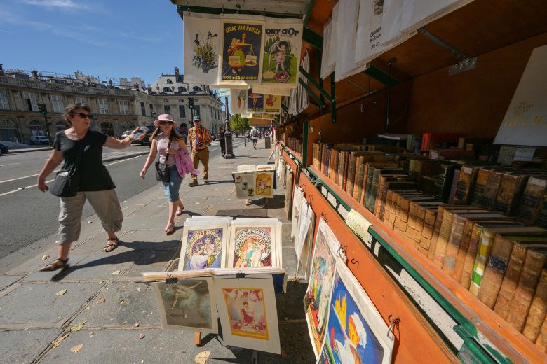 They are allowed to sell old books, second-hand books, old papers and engravings. They may add a small selection of other items as long as they do not exceed the contents of a single box.