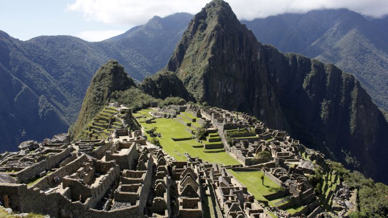  Trains crash while carrying tourists to Peru’s Machu Picchu, killing 1 person and injuring dozens