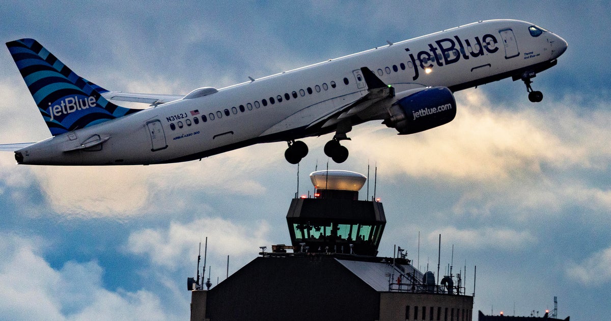 Sen. Duckworth demands Transportation Dept. give $10,000 bonus to all air traffic controllers, FAA technicians