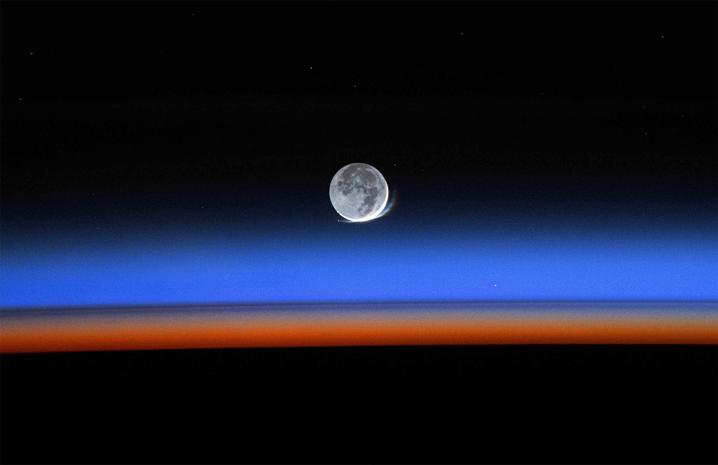 Astronaut photographs a beautiful phenomenon called ‘lunar halo’