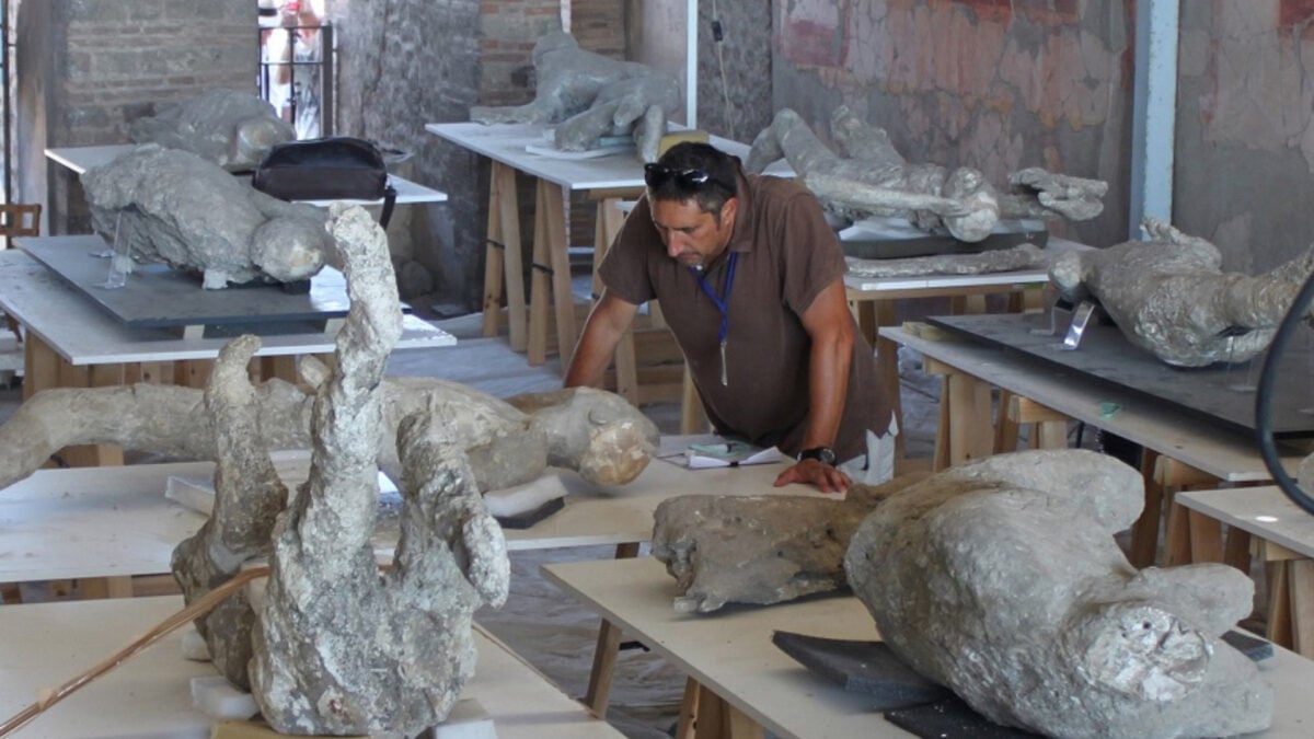  Vesuvius Exploded in August—So Why Were Pompeii Victims Wearing Heavy Clothing?