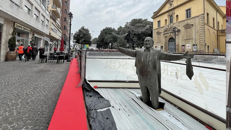  Pavarotti statue stuck in skating rink sparks outrage in Italy