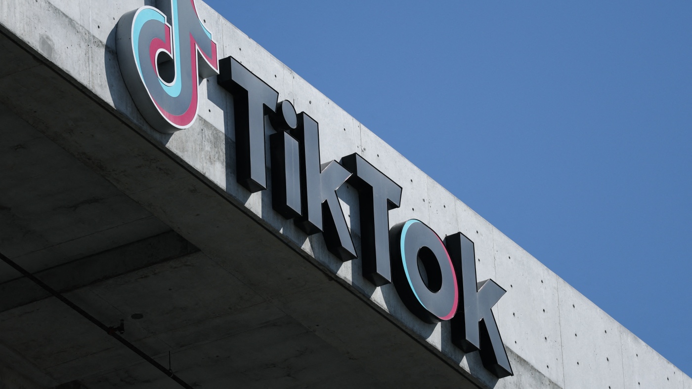  TikTok signs deal to sell U.S. unit to American investor group : NPR