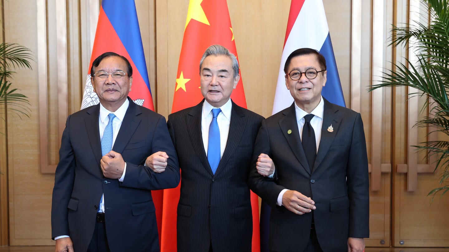  Cambodia and Thailand foreign ministers meet in China to ease border dispute