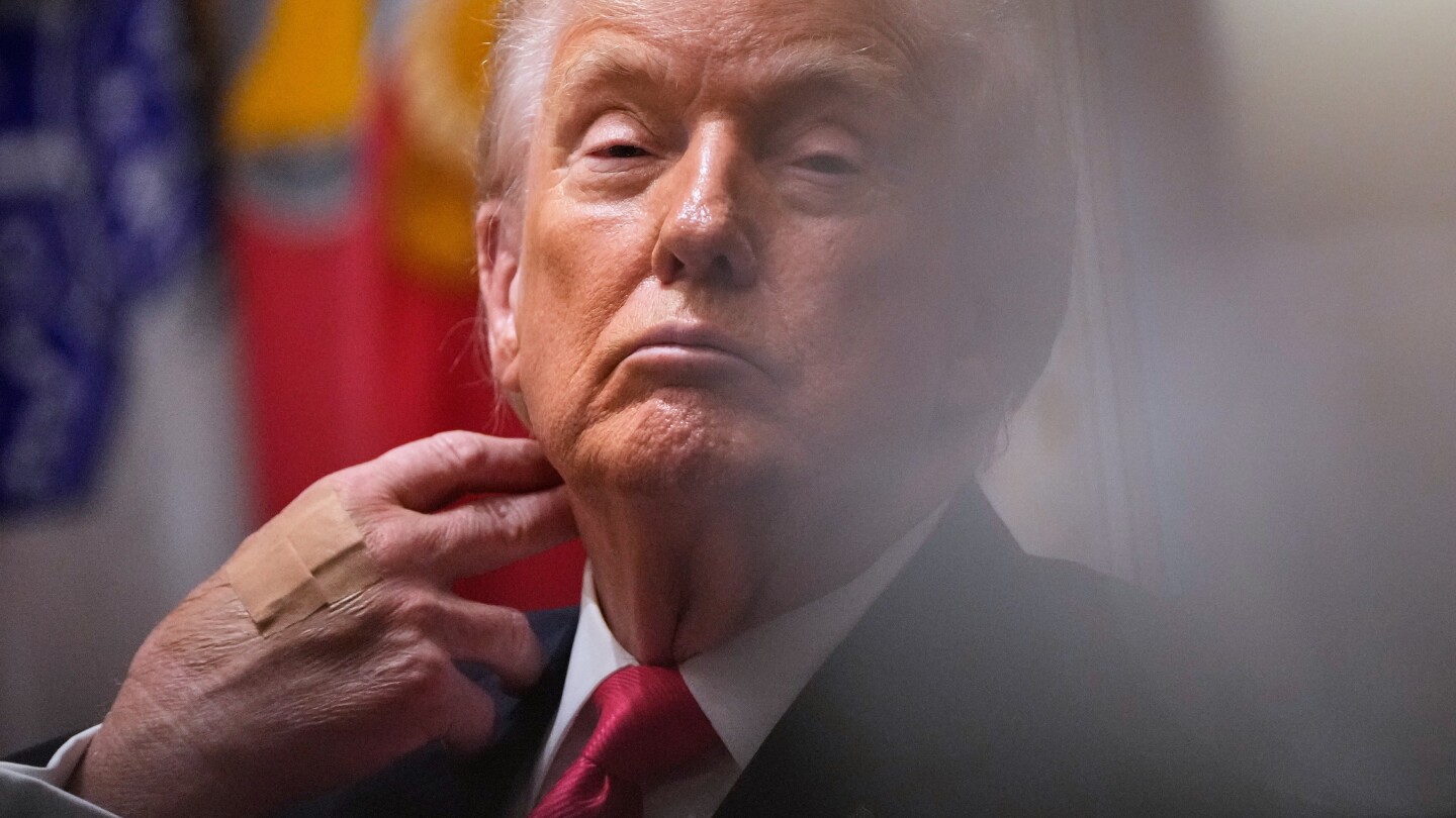  Doodling, drowsiness and a misspelled nameplate mark latest Trump Cabinet meeting