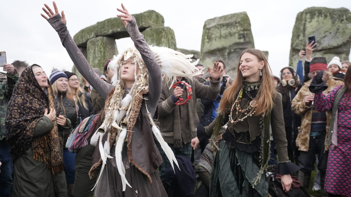  Thousands cheer as the sun rises on winter solstice at Stonehenge