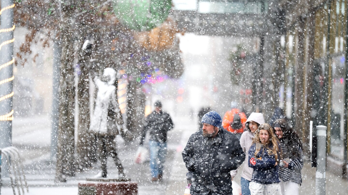  Blizzard conditions and strong winds as storm moves northeast
