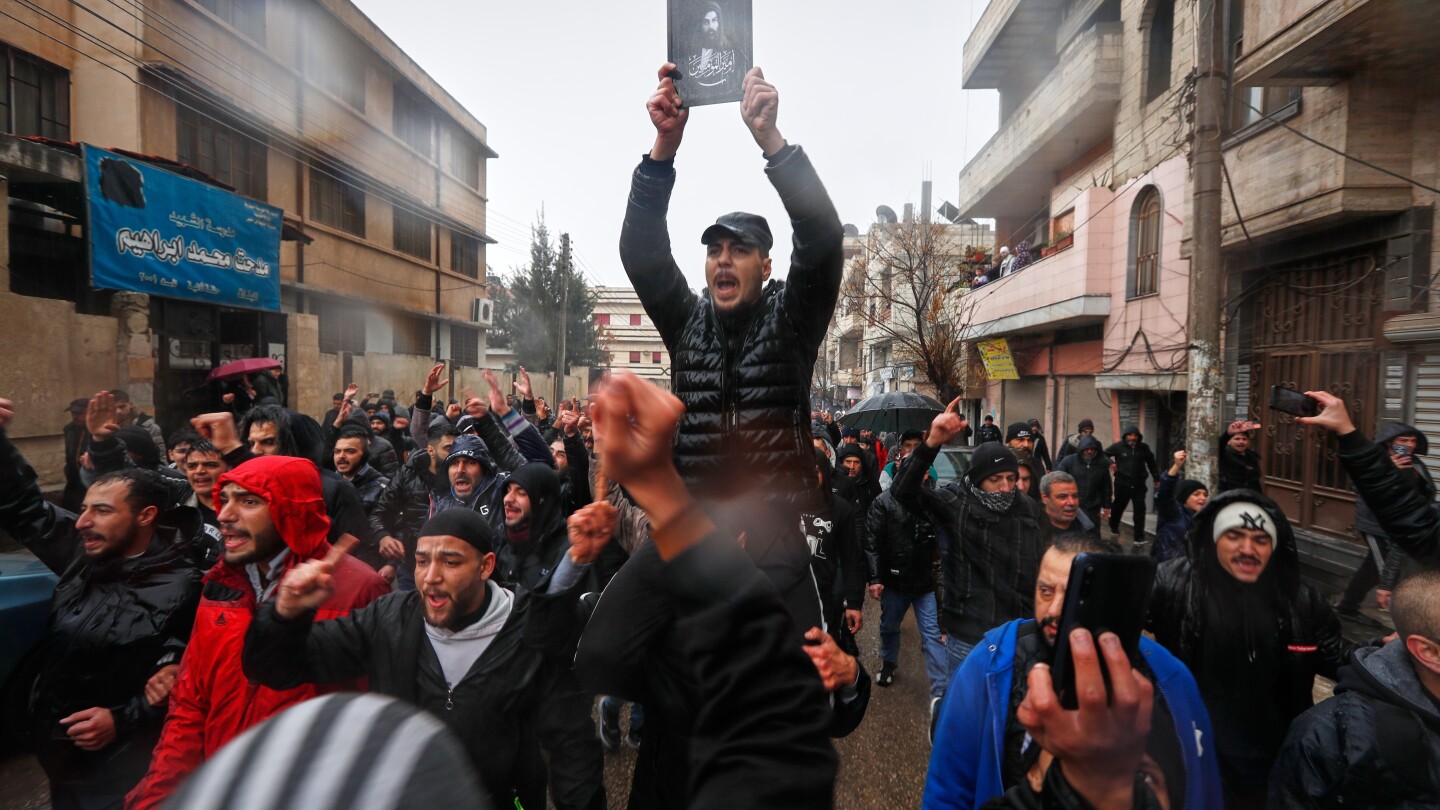  Hundreds mourn in Syria’s Homs after deadly mosque bombing