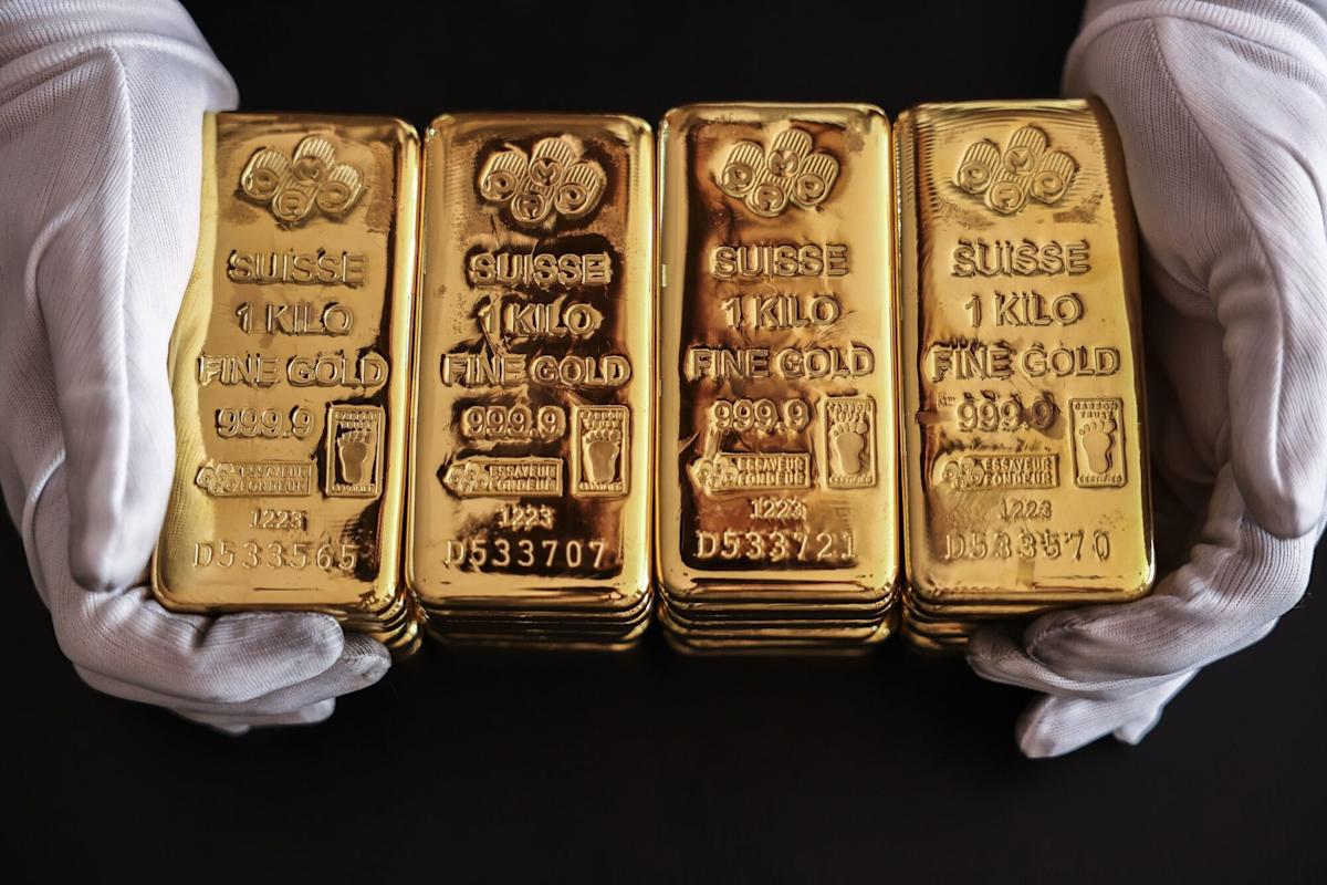  Gold Eases from Record as Traders Mull Rates; Silver Tops $89