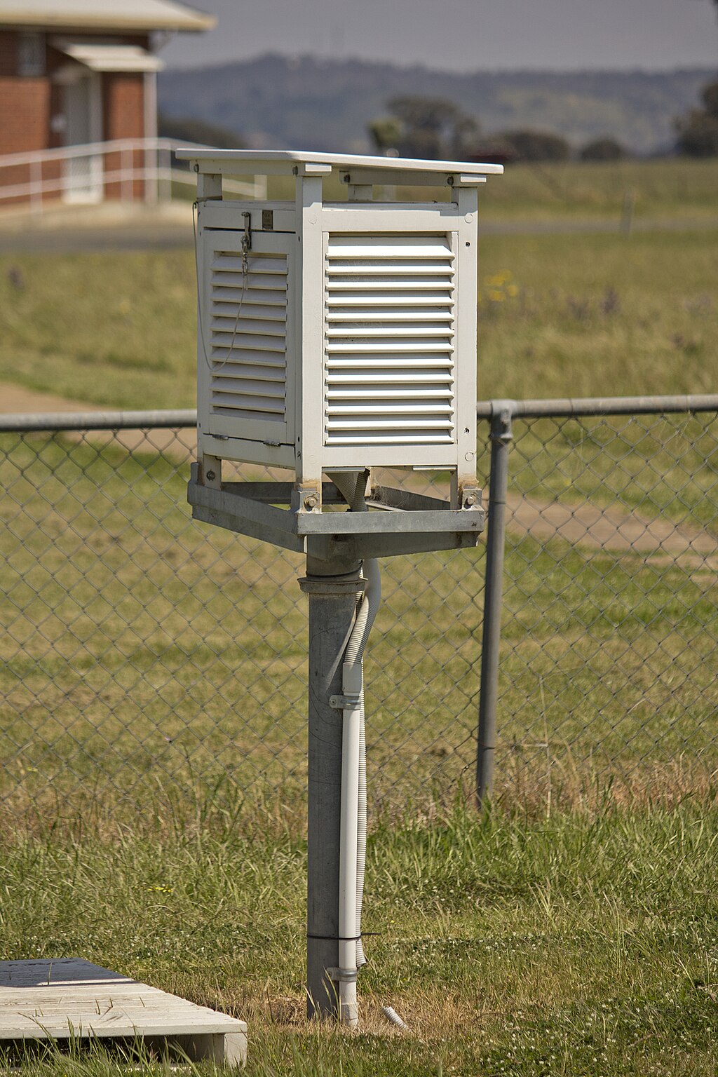 A Stevenson Screen in Wagga Wagga Airport, NSW. Source: Bidgee / Wikimedia Commons