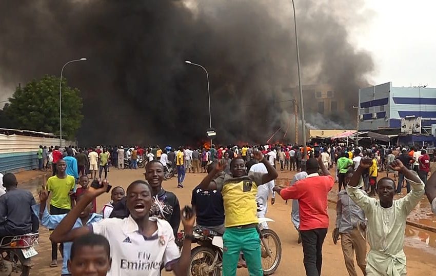  Heavy gunfire erupts near Niger capital’s airport before calm returns