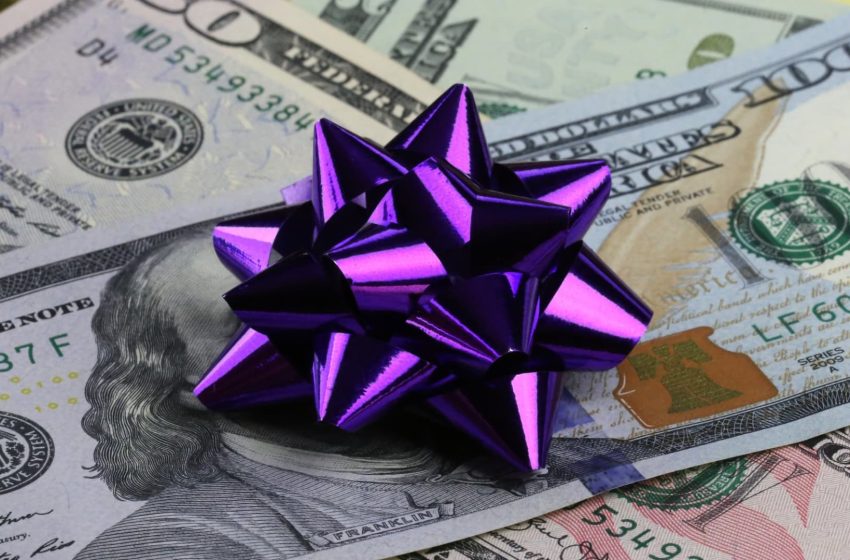  Donor-advised fund giving surges as tax cuts expire and stocks soar