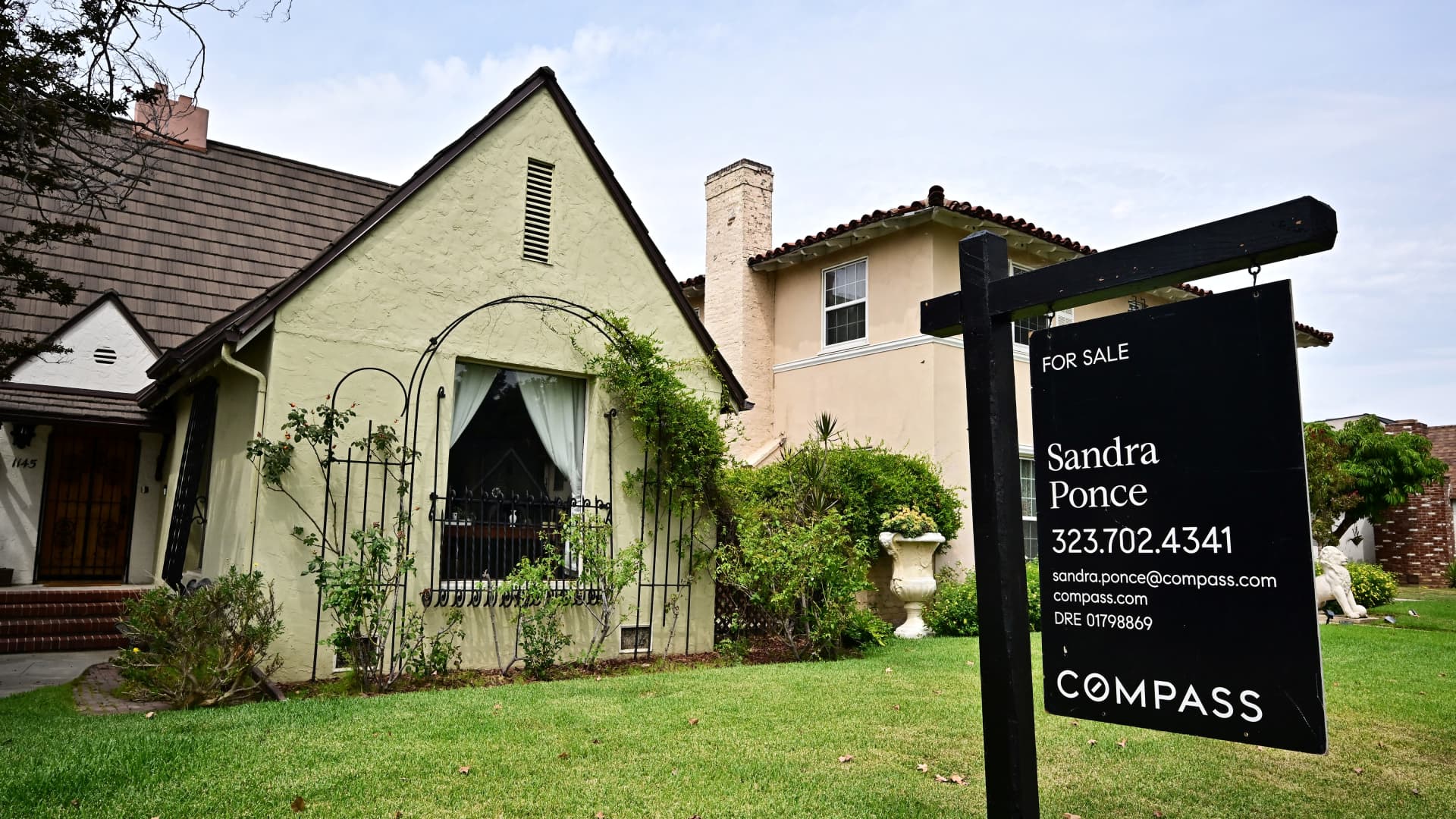  Trump says U.S. to ban large investors from buying homes