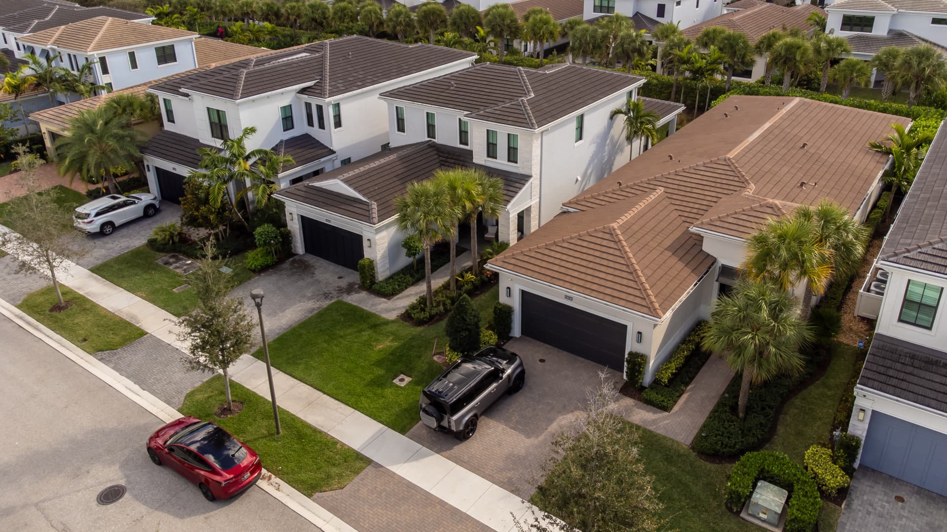  Mortgage refinance demand surges 40% higher