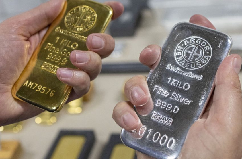  Silver, gold sell off as precious metals markets nosedive