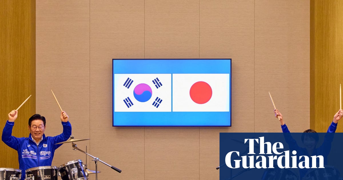  Cymbal of unity? South Korea and Japan leaders bash out K-pop hits after summit talks | Japan