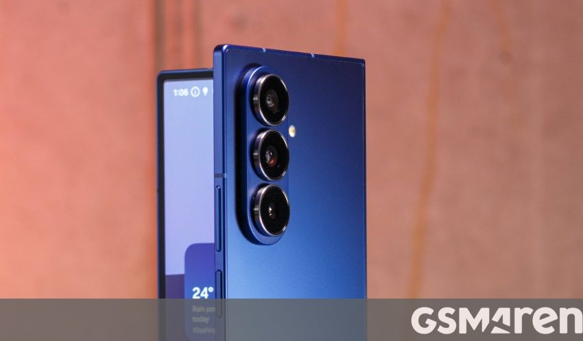  Samsung plans to sell a million units of its new wider foldable phone