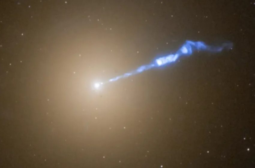  Astronomers watch 1st black hole ever imaged launch a 3,000‑light‑year‑long cosmic jet from its glowing ‘shadow’